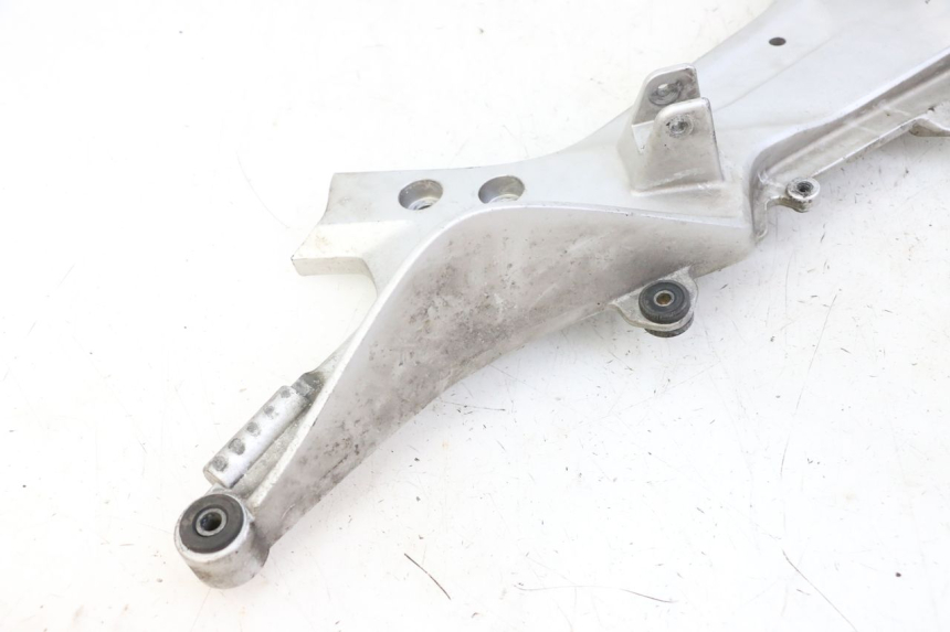 photo de FRONT RIGHT FOOTREST MOUNT HONDA ST PAN EUROPEAN 1300 (2002 - 2013)