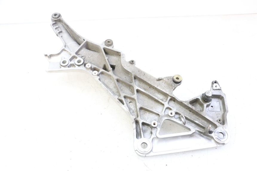 photo de FRONT RIGHT FOOTREST MOUNT HONDA ST PAN EUROPEAN 1300 (2002 - 2013)