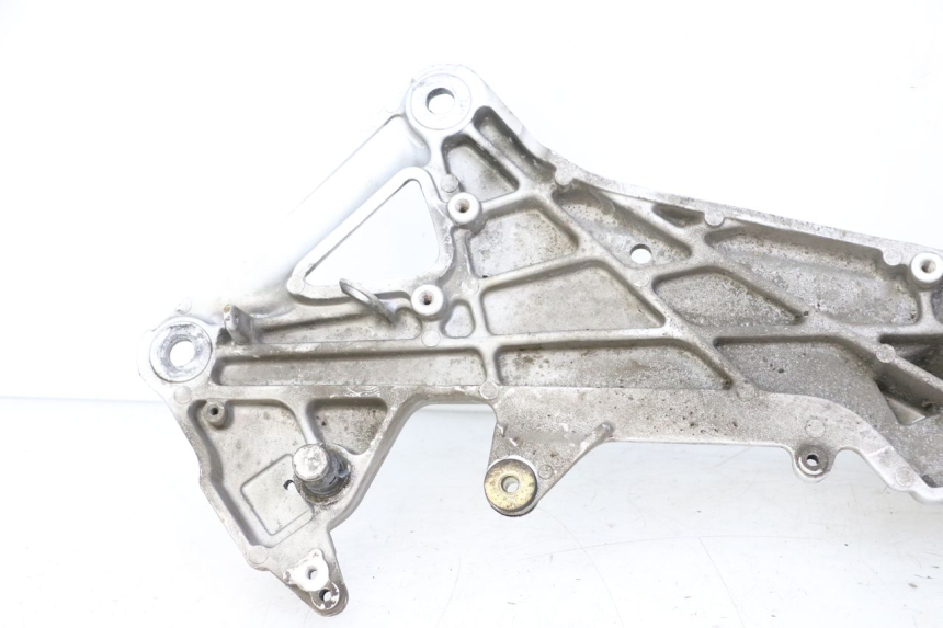 photo de FRONT RIGHT FOOTREST MOUNT HONDA ST PAN EUROPEAN 1300 (2002 - 2013)