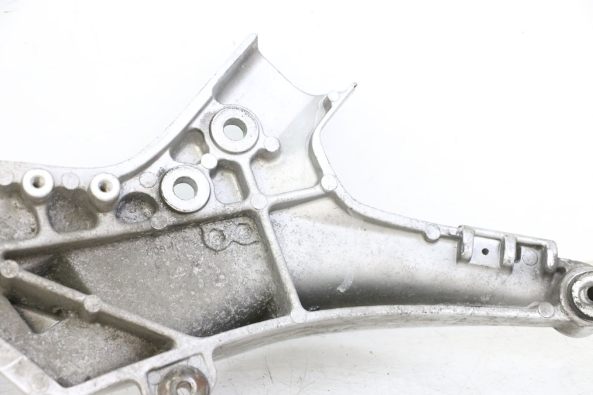 photo de FRONT RIGHT FOOTREST MOUNT HONDA ST PAN EUROPEAN 1300 (2002 - 2013)