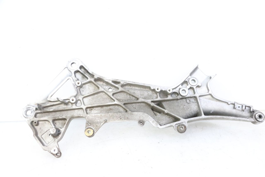 photo de FRONT RIGHT FOOTREST MOUNT HONDA ST PAN EUROPEAN 1300 (2002 - 2013)