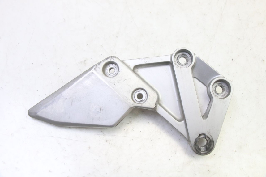 photo de FRONT RIGHT FOOTREST MOUNT SUZUKI SV S 650 (2003 - 2009)