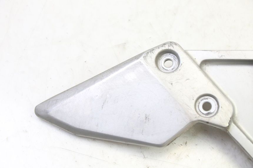 photo de FRONT RIGHT FOOTREST MOUNT SUZUKI SV S 650 (2003 - 2009)