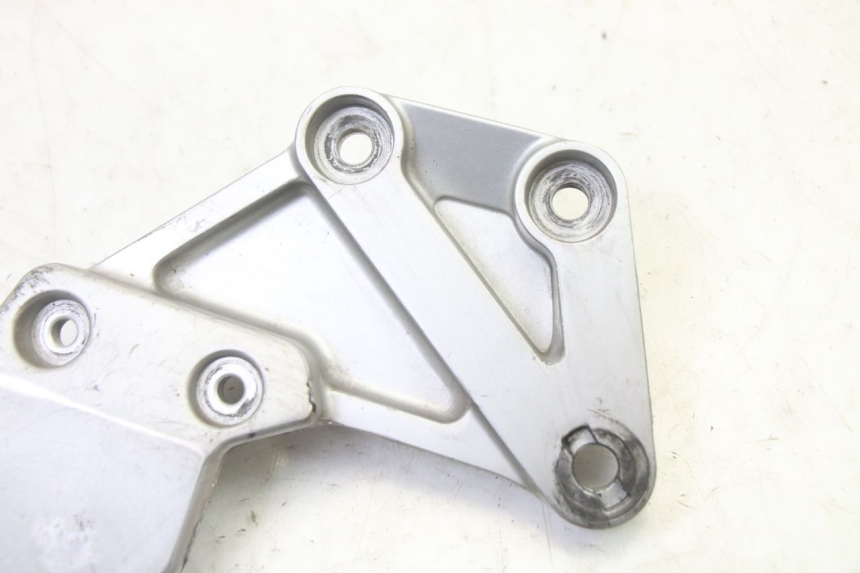 photo de FRONT RIGHT FOOTREST MOUNT SUZUKI SV S 650 (2003 - 2009)