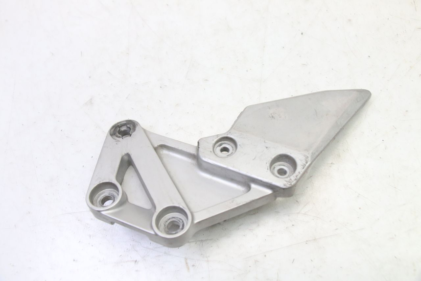 photo de FRONT RIGHT FOOTREST MOUNT SUZUKI SV S 650 (2003 - 2009)
