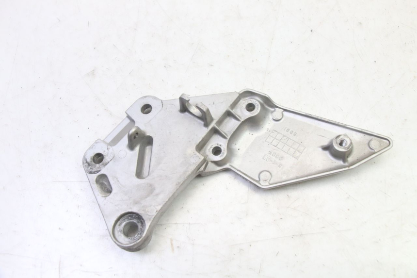 photo de FRONT RIGHT FOOTREST MOUNT SUZUKI SV S 650 (2003 - 2009)