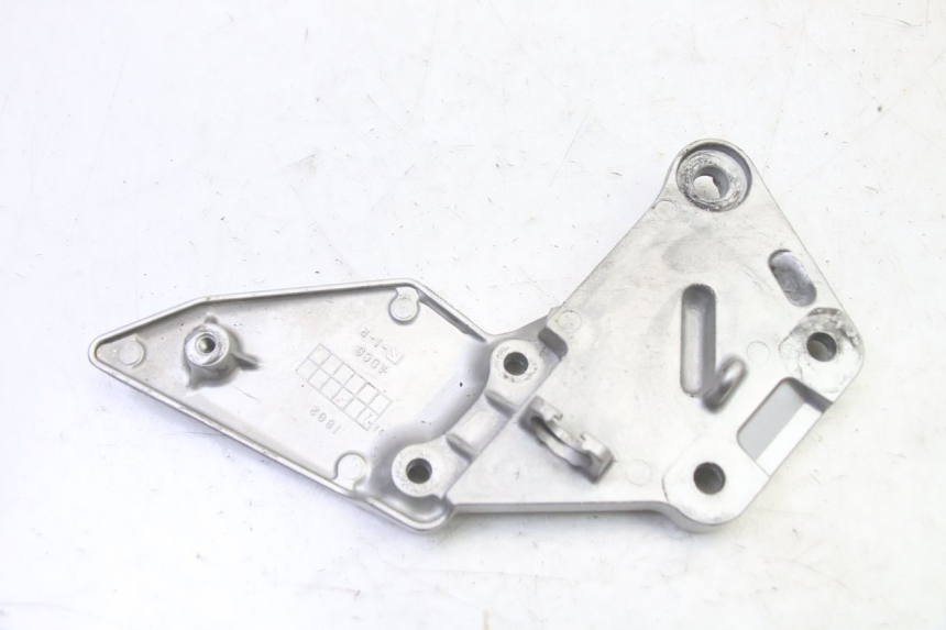 photo de FRONT RIGHT FOOTREST MOUNT SUZUKI SV S 650 (2003 - 2009)