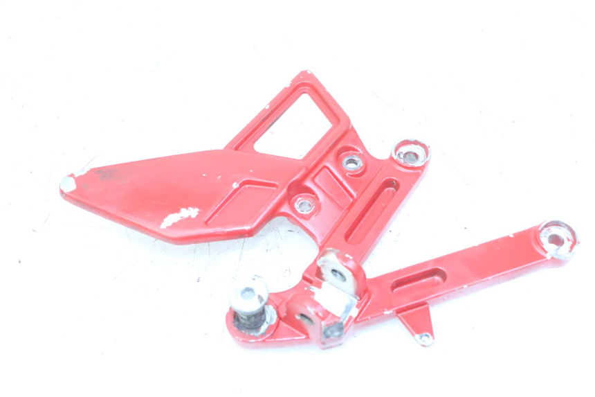 photo de FRONT RIGHT FOOTREST MOUNT YAMAHA TZR 50 (2008 - 2016)