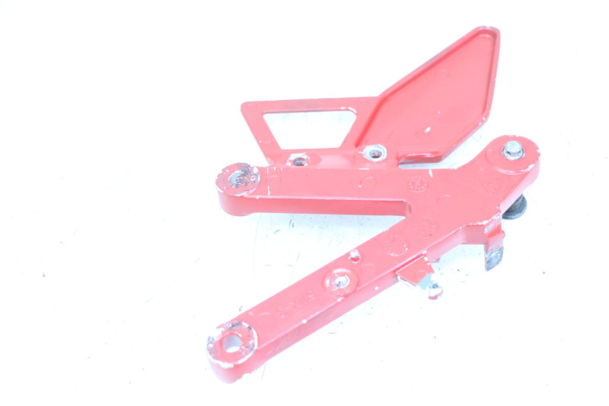 photo de FRONT RIGHT FOOTREST MOUNT YAMAHA TZR 50 (2008 - 2016)