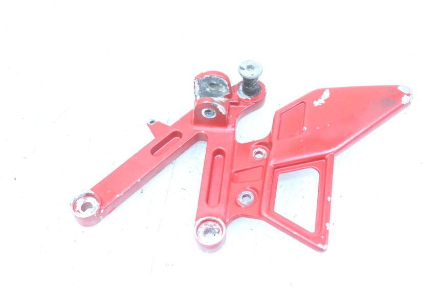 photo de FRONT RIGHT FOOTREST MOUNT YAMAHA TZR 50 (2008 - 2016)