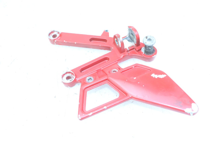 photo de FRONT RIGHT FOOTREST MOUNT YAMAHA TZR 50 (2008 - 2016)