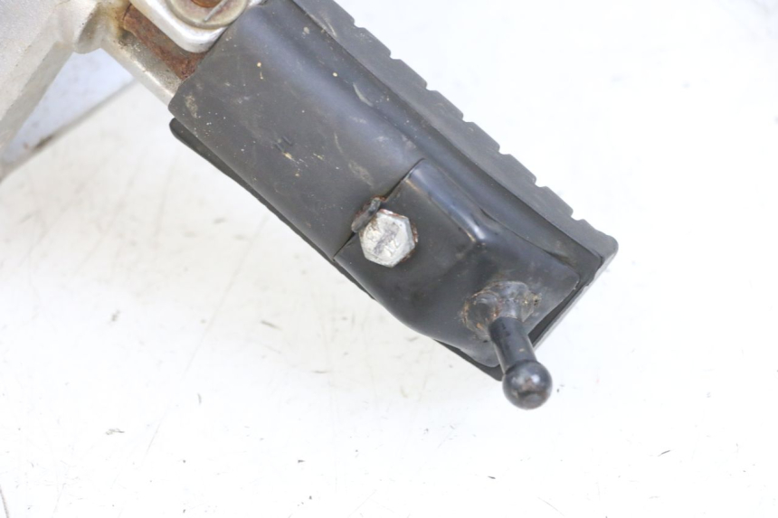 photo de FRONT RIGHT FOOTREST MOUNT DAELIM VJ ROADWIN FI 125 (2008 - 2017) - Zoom on usage condition