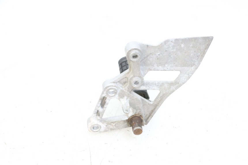 photo de FRONT RIGHT FOOTREST MOUNT DAELIM VJ ROADWIN FI 125 (2008 - 2017) - Technical close-up