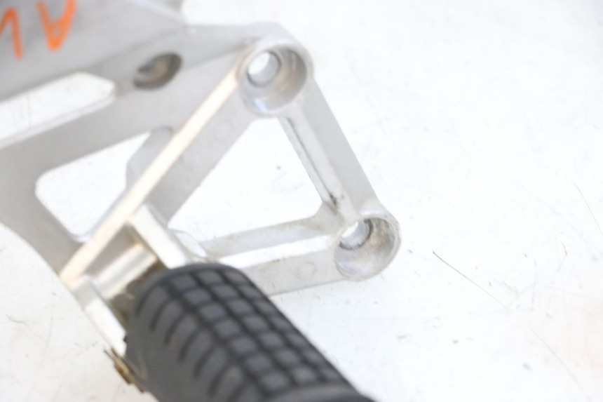 photo de FRONT RIGHT FOOTREST MOUNT DAELIM VJ ROADWIN FI 125 (2008 - 2017) - Fixing points details