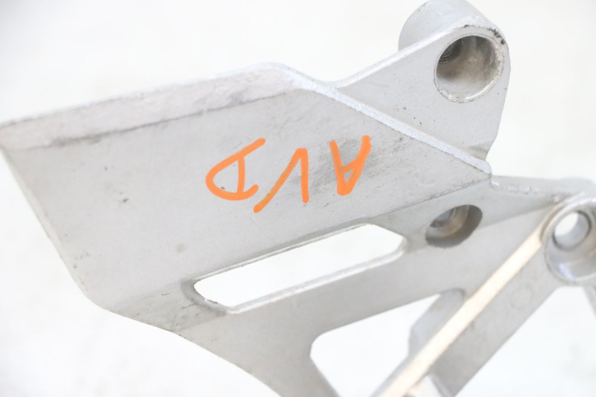 photo de FRONT RIGHT FOOTREST MOUNT DAELIM VJ ROADWIN FI 125 (2008 - 2017) - Surface and material condition