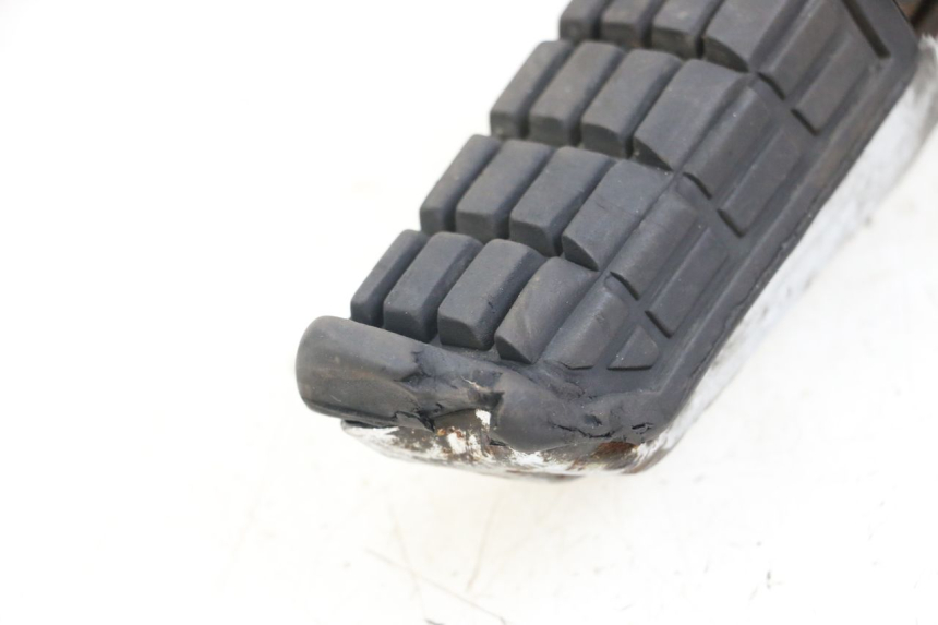 photo de FRONT RIGHT FOOTREST MOUNT YAMAHA XJ F 900 (1983 - 1994)