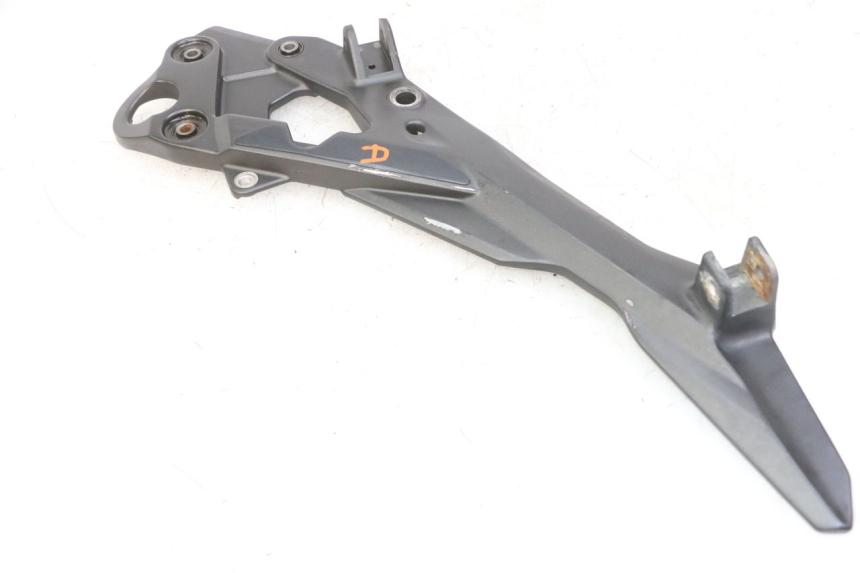 photo de FRONT RIGHT FOOTREST MOUNT YAMAHA XJ6 ABS 600 (2008 - 2016)