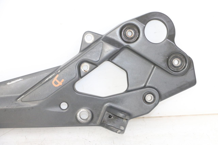 photo de FRONT RIGHT FOOTREST MOUNT YAMAHA XJ6 ABS 600 (2008 - 2016)