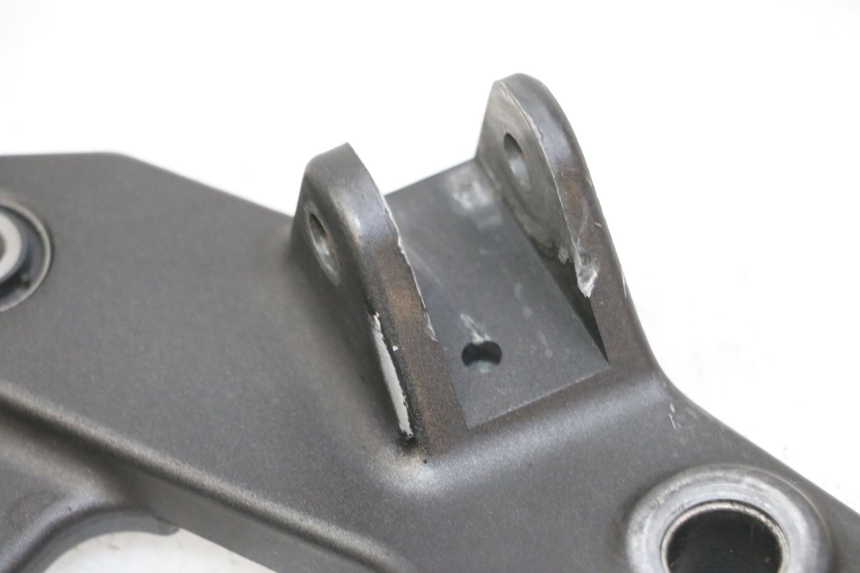 photo de FRONT RIGHT FOOTREST MOUNT YAMAHA XJ6 ABS 600 (2008 - 2016)