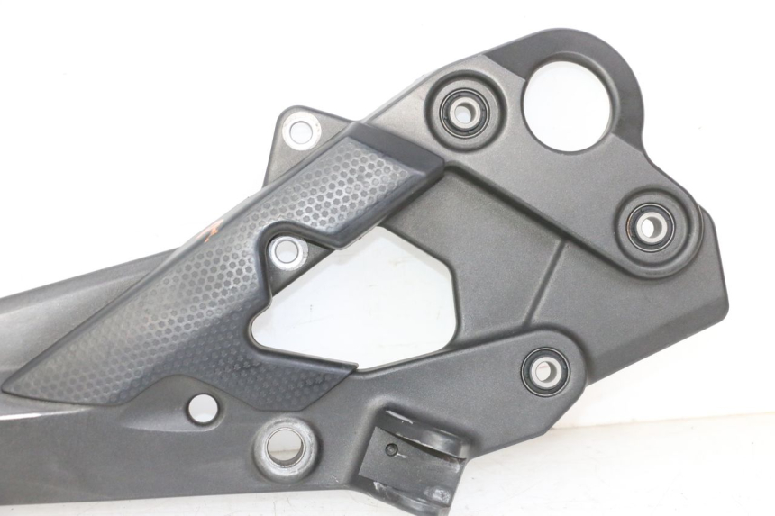 photo de FRONT RIGHT FOOTREST MOUNT YAMAHA XJ6 ABS 600 (2008 - 2016)