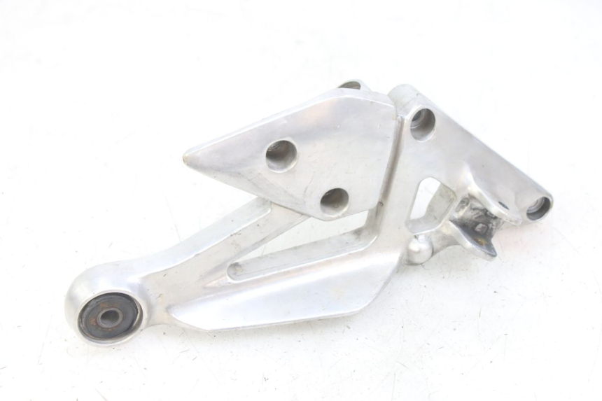 photo de FRONT RIGHT FOOTREST MOUNT YAMAHA XJN DIVERSION 600 (2000 - 2003)