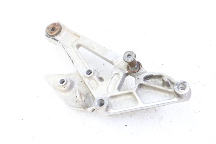 photo de FRONT RIGHT FOOTREST MOUNT YAMAHA XJN DIVERSION 600 (2000 - 2003)