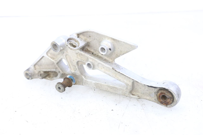 photo de FRONT RIGHT FOOTREST MOUNT YAMAHA XJN DIVERSION 600 (2000 - 2003)