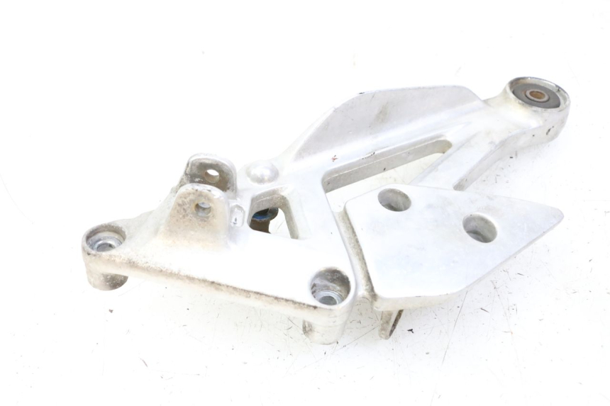 photo de FRONT RIGHT FOOTREST MOUNT YAMAHA XJN DIVERSION 600 (2000 - 2003)