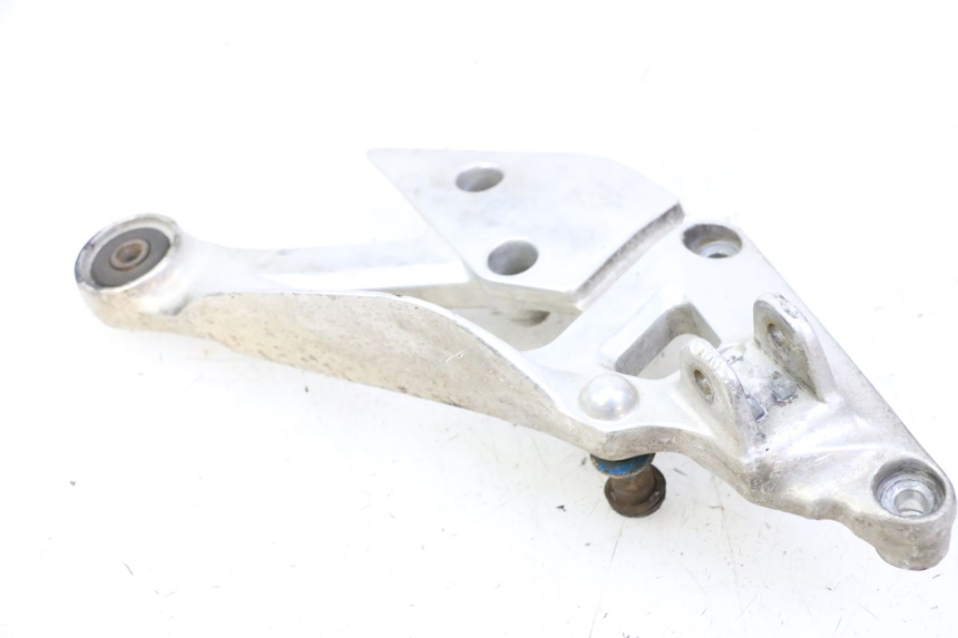 photo de FRONT RIGHT FOOTREST MOUNT YAMAHA XJN DIVERSION 600 (2000 - 2003)
