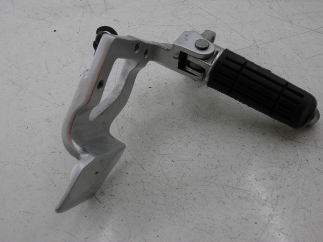 photo de FRONT RIGHT FOOTREST MOUNT YAMAHA FJR 1300 (2004 - 2005)