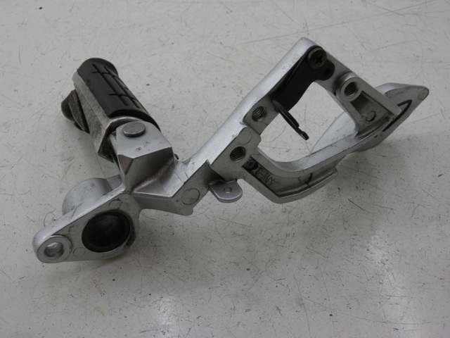 photo de FRONT RIGHT FOOTREST MOUNT YAMAHA FJR 1300 (2004 - 2005)