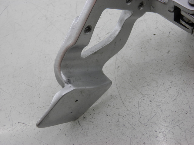 photo de FRONT RIGHT FOOTREST MOUNT YAMAHA FJR 1300 (2004 - 2005)