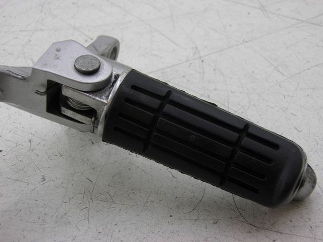 photo de FRONT RIGHT FOOTREST MOUNT YAMAHA FJR 1300 (2004 - 2005)