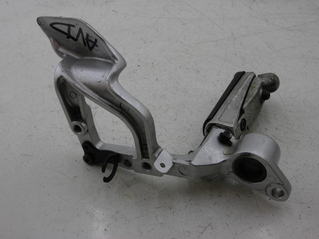 photo de FRONT RIGHT FOOTREST MOUNT YAMAHA FJR 1300 (2004 - 2005)
