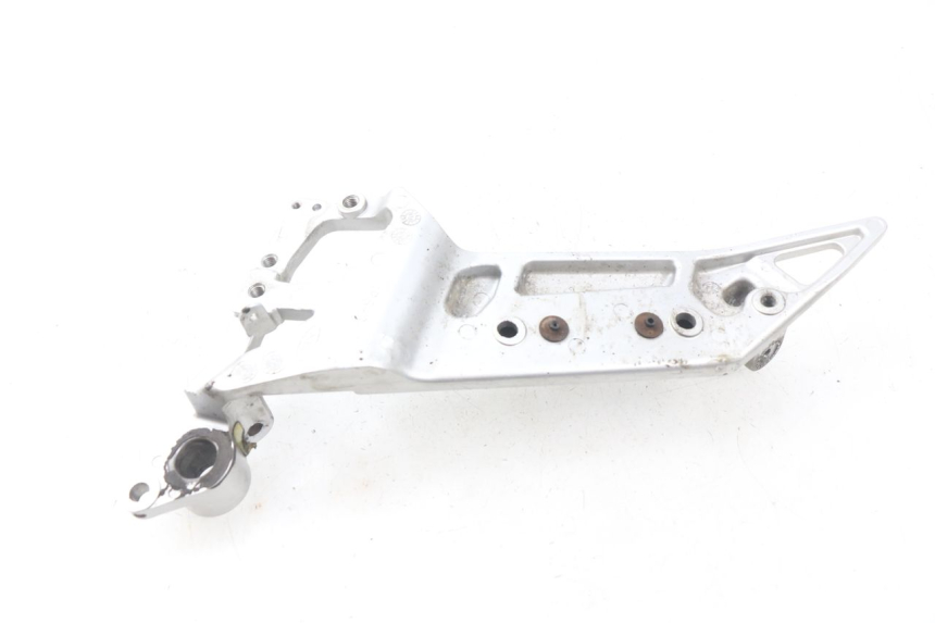 photo de FRONT RIGHT FOOTREST MOUNTING PLATE YAMAHA FJR ABS 1300 (2006 - 2012)