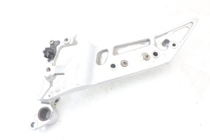 photo de FRONT RIGHT FOOTREST MOUNTING PLATE YAMAHA FJR ABS 1300 (2006 - 2012)