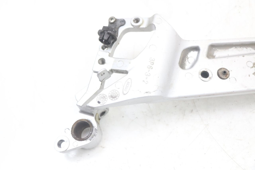 photo de FRONT RIGHT FOOTREST MOUNTING PLATE YAMAHA FJR ABS 1300 (2006 - 2012)