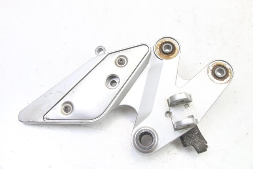 photo de FRONT RIGHT FOOTREST MOUNT YAMAHA FZ6 FAZER S2 600 (2007 - 2011)