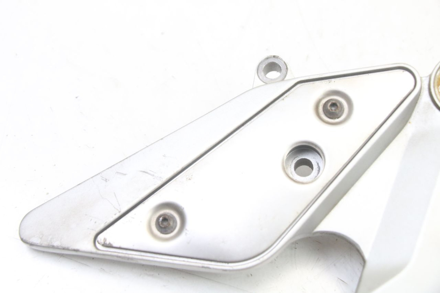 photo de FRONT RIGHT FOOTREST MOUNT YAMAHA FZ6 FAZER S2 600 (2007 - 2011)