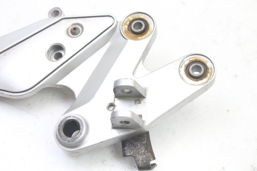 photo de FRONT RIGHT FOOTREST MOUNT YAMAHA FZ6 FAZER S2 600 (2007 - 2011)