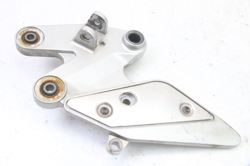 photo de FRONT RIGHT FOOTREST MOUNT YAMAHA FZ6 FAZER S2 600 (2007 - 2011)