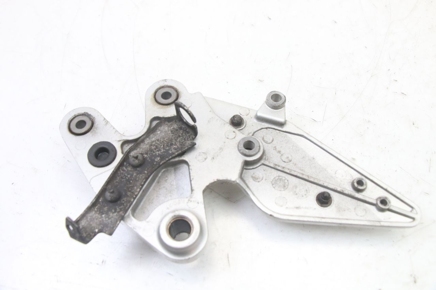 photo de FRONT RIGHT FOOTREST MOUNT YAMAHA FZ6 FAZER S2 600 (2007 - 2011)