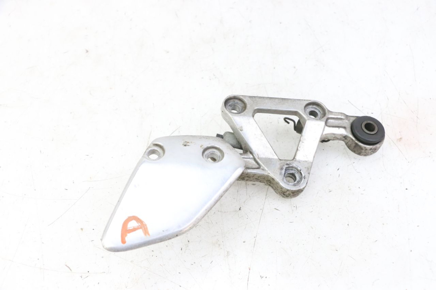 photo de RIGHT FRONT FOOTREST BRACKET YAMAHA FZS FAZER 600 (2001 - 2003)