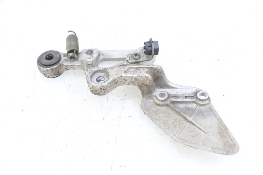 photo de RIGHT FRONT FOOTREST BRACKET YAMAHA FZS FAZER 600 (2001 - 2003)