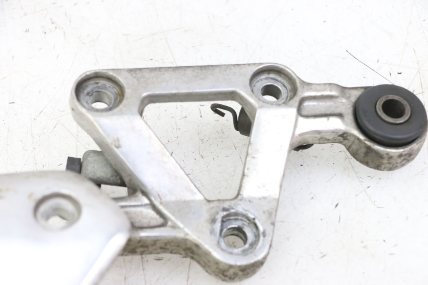 photo de RIGHT FRONT FOOTREST BRACKET YAMAHA FZS FAZER 600 (2001 - 2003)