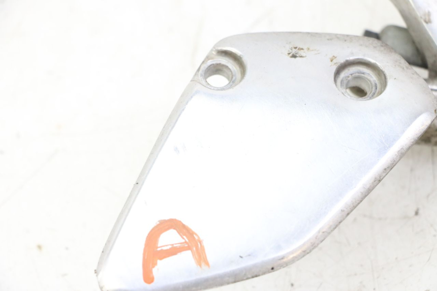 photo de RIGHT FRONT FOOTREST BRACKET YAMAHA FZS FAZER 600 (2001 - 2003)