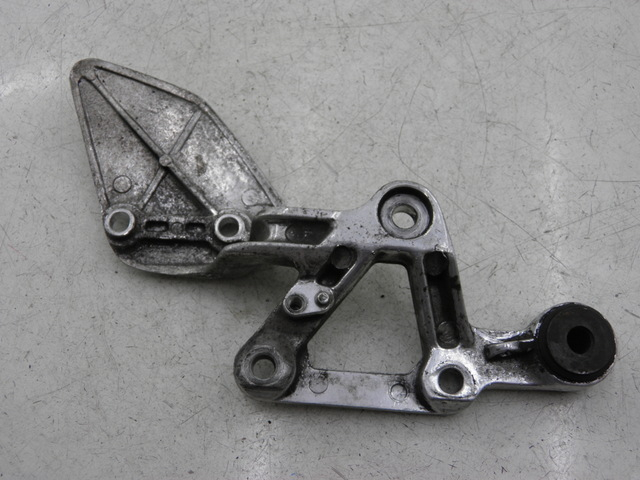 photo de RIGHT FRONT FOOTREST BRACKET YAMAHA FZS FAZER 600 (1998 - 2001)