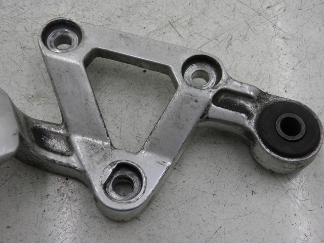 photo de RIGHT FRONT FOOTREST BRACKET YAMAHA FZS FAZER 600 (1998 - 2001)