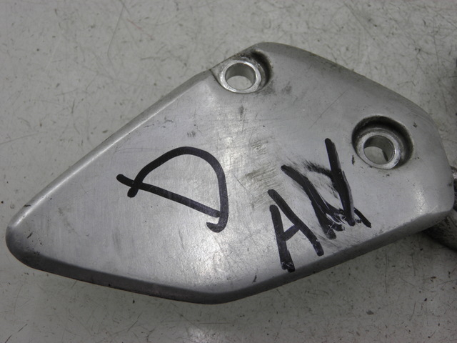 photo de RIGHT FRONT FOOTREST BRACKET YAMAHA FZS FAZER 600 (1998 - 2001)