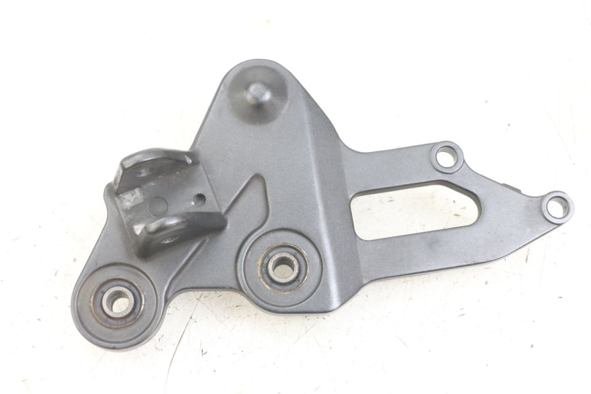 photo de RIGHT FRONT FOOTREST BRACKET YAMAHA MT-07 MT07 ABS 700 (2014 - 2017)